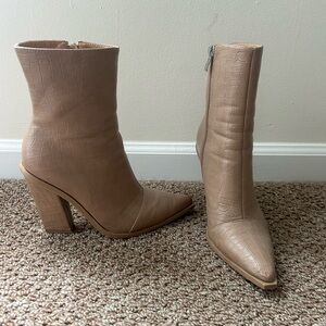 Pointed Toe Boots in Beige Croc Texture